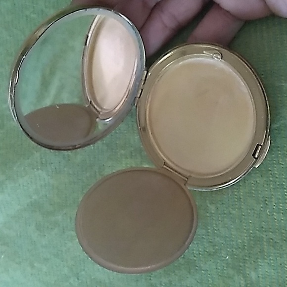 Vintage Round Marhill Fifth Ave Compact Mother of Pearl with Hand Engraved Trim - Picture 9 of 10